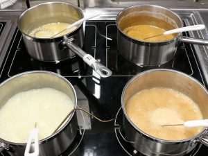 Sakkaroosia vai pöytäsokeria, hapanta vai emäksistä - olosuhteet vaikuttivat selvästi Maillard-reaktion nopeuteen sekä tuotteen värikirjoon ja aromiprofiiliin.
